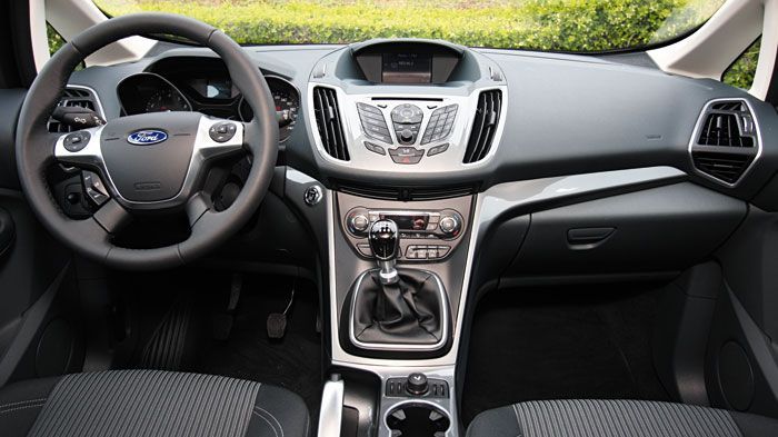 Μοντέρνα και καλοφτιαγμένη η καμπίνα του Ford C-MAX.